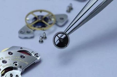 格拉苏蒂手表轴断了要多少钱维修（格拉苏蒂表面生锈）